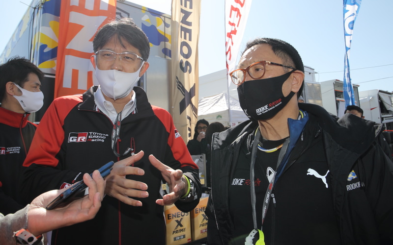 佐藤恒治GAZOO Racing Company President 兼 Lexus International Co. President（左）とともに話を聞いた。佐藤GRプレデントが「社長が～」と語っていたので、右に立つのはモリゾウ選手ではなく豊田社長