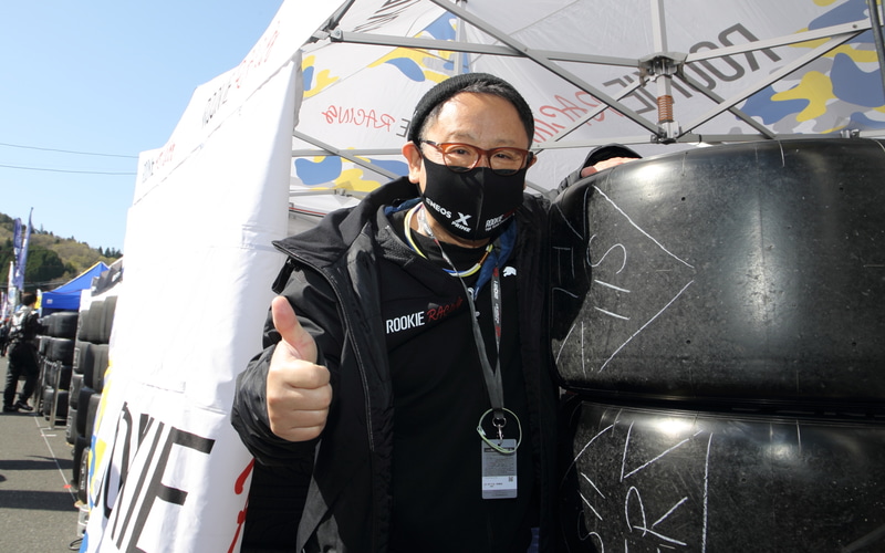 予選2位を獲得したルーキーレーシングの14号車 ENEOS X PRIME GR Supra（大嶋和也/山下健太組）が装着するブリヂストン ポテンザ レーシングタイヤとともに決めポーズ