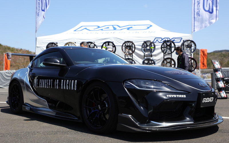 レイズ：同社ホイール装着車や製品ラインアップ展示