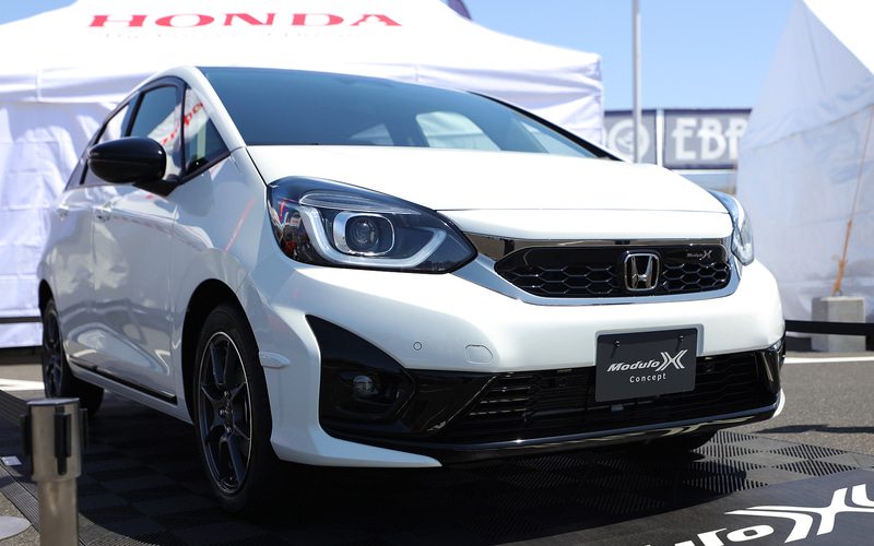 ホンダアクセス：カスタムカーも展示していた