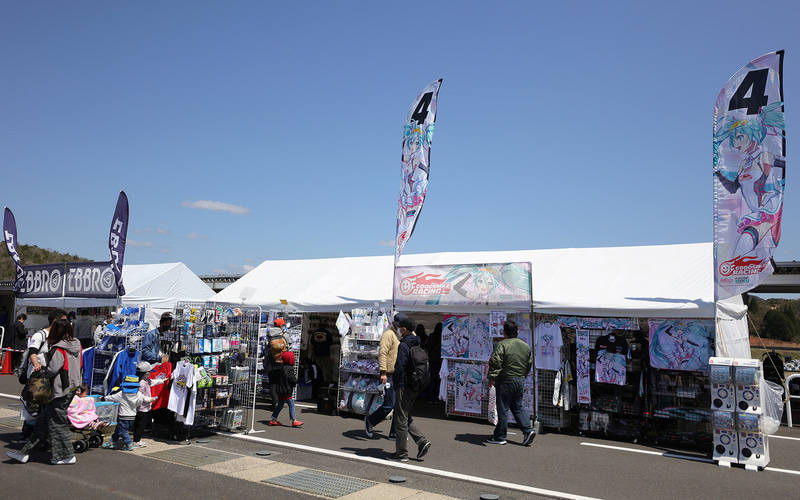 チームグッズのオフィシャルショップなど、イベント広場の展示も2年ぶり