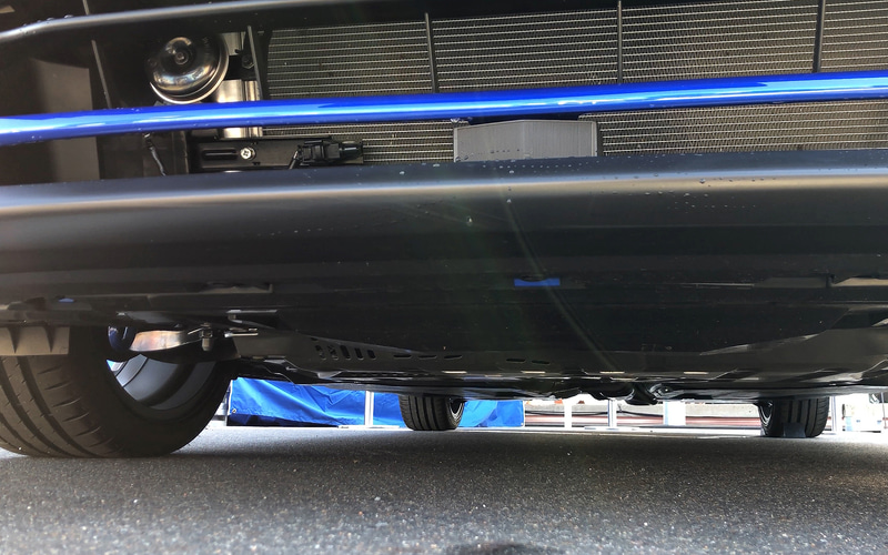 フロントからリア方向を見る。スムーズな空気の流れを意識していることが分かる