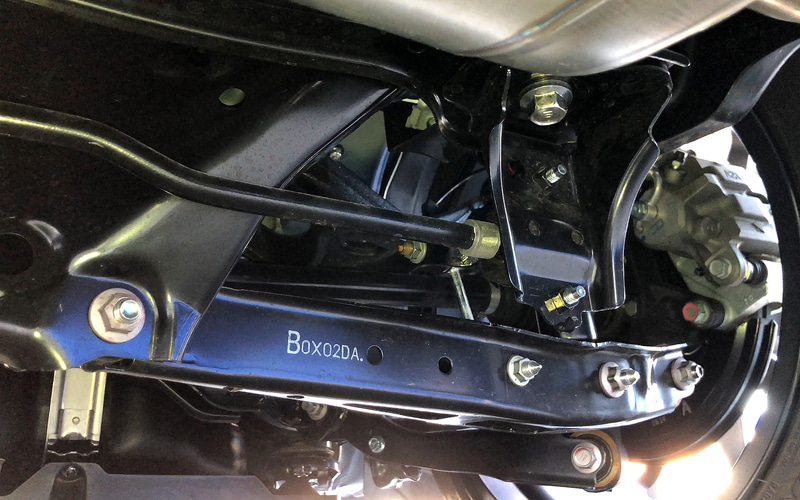 右後輪部分。スタビライザーの形状が分かりやすい