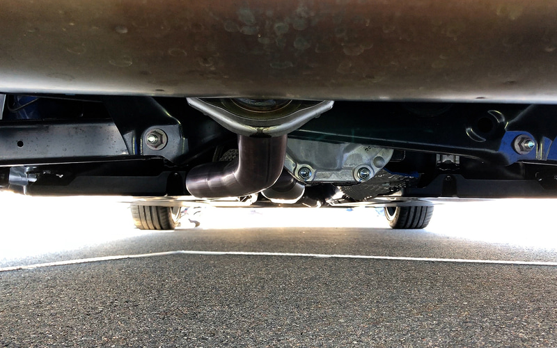 リアからフロント方向を見る。フロントから流れてきた空気は、マフラーやデフに当たり冷却を行なっているのが見て取れる