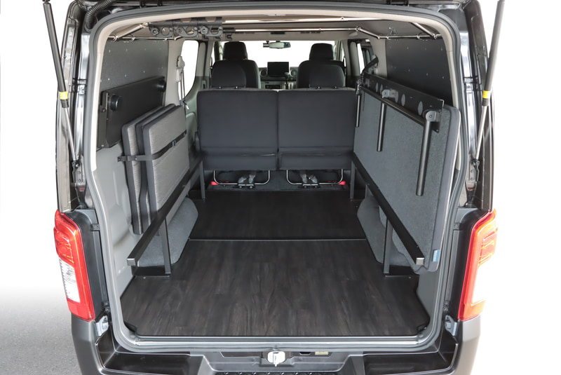 右側（運転席側）のマットは跳ね上げ仕様