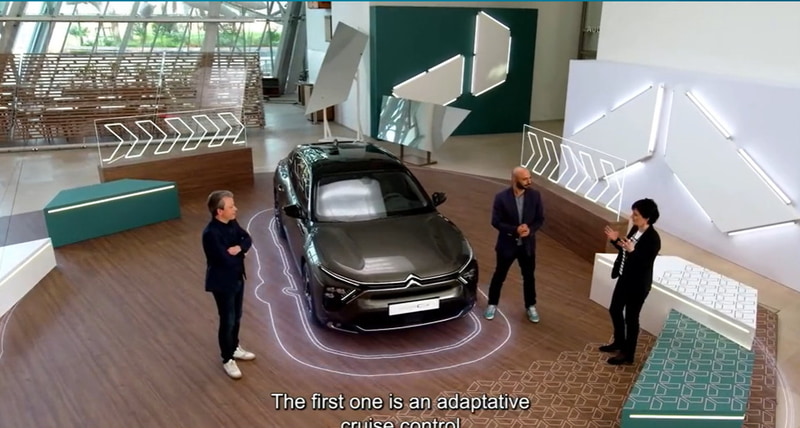 シトロエン「C5 X」のワールドプレミア。全周囲をカメラで監視する機能を説明しているところ