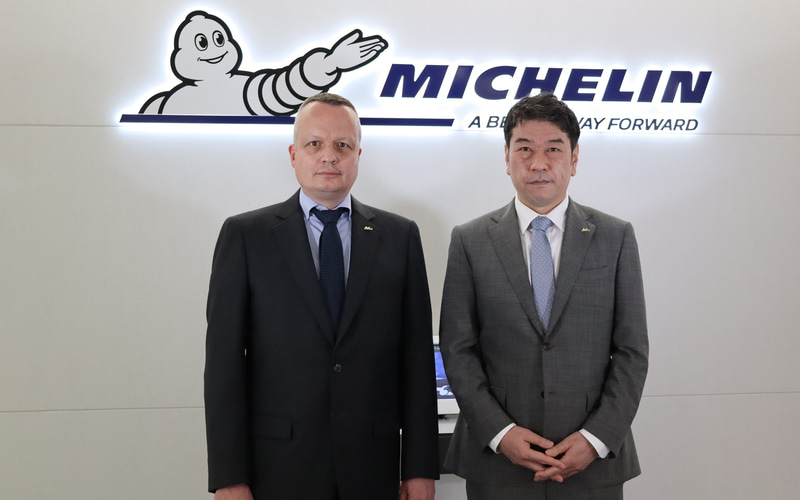 日本ミシュランタイヤ株式会社 前代表取締役社長 ポール・ペリニオ氏（左）、同 代表取締役社長 須藤元氏（右）