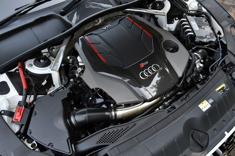 V型6気筒 2.9リッターターボエンジン。最高出力450PS/5700-6700rpm。最大トルク600Nm/1900-5000rpm。燃費はWLTCモードで9.9km/L。オプションのカーボンスタイリングパッケージを追加したことで、カーボンエンジンカバーが装着されている（価格80万円）