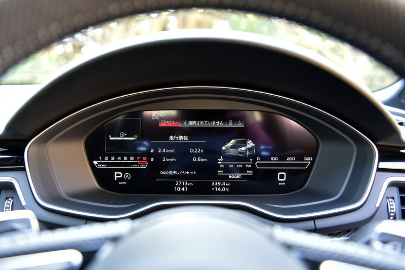 フルデジタル高解像度12.3インチ液晶ディスプレイのバーチャルコクピットは、RSモデル専用表示メニューとして、中央に回転計を配し、パワー/トルク、Gメーター、タイヤプレッシャーモニタリングを併せて表示できる