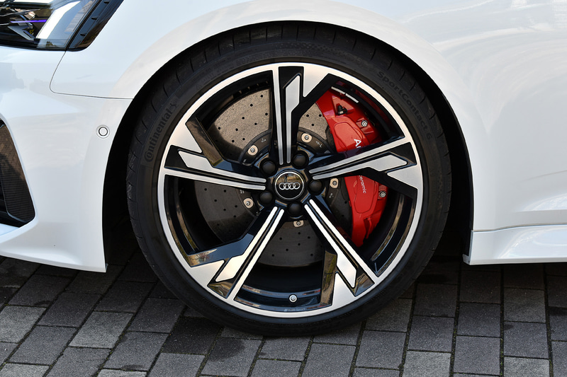 スポーティなグロスレッド塗装はオプション。フロントキャリパー、リアキャリパーともにRSのロゴが入る（価格96万円）