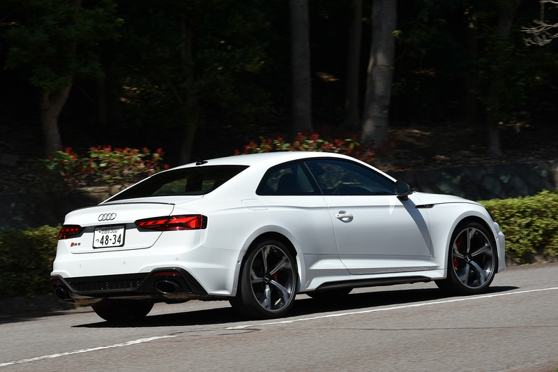 エンジンは例のRS4のV型8気筒の自然吸気のような突き抜ける感じではないが、全域トルクの塊で、どこから踏んでもレスポンスよくグイグイと引っ張っていく。まさにRSの名に相応しい