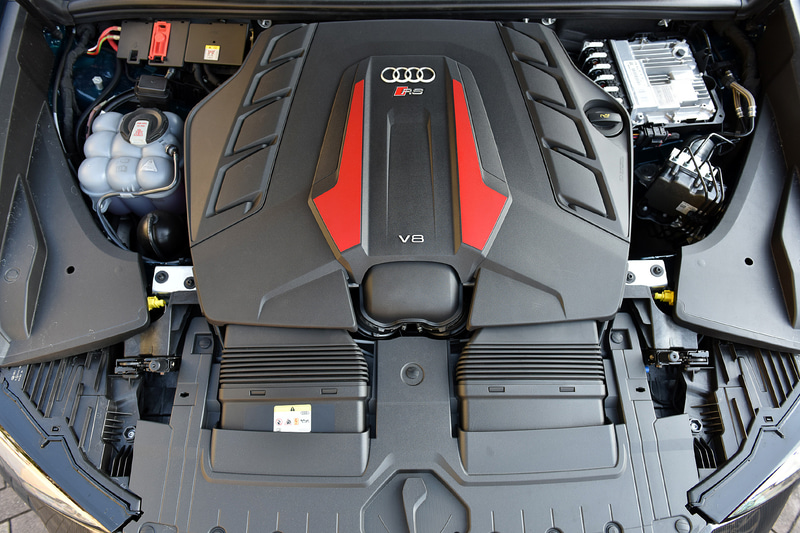 パワートレーンは、V型8気筒 4.0リッターターボエンジン（最高出力600PS/6000rpm、最大トルク800Nm/2200-4500rpm）に、走行中に発生させた回生エネルギーを48Vのリチウムイオンバッテリーに蓄え、各システムに電力を供給するマイルドハイブリッド（MHEV）システムと高速道路などでのクルージング走行などで8気筒のうち4気筒を自動的に休止させるシリンダーオンデマンド効率システム（cod）を搭載する。燃費はWLTCモードで7.1km/L