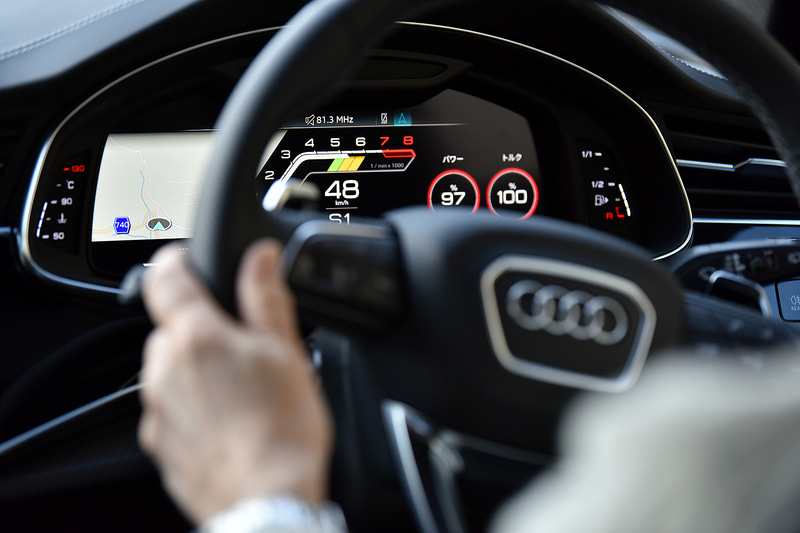 高解像度の12.3インチカラー液晶フルデジタルディスプレイに、スピードメーター、タコメーター、マップ表示、ラジオ/メディア情報などを表示。ステアリングホイールからダイレクトに表示内容を変更でき、VIEWボタンを押すことで2つの円形メーターの大小切り替えも可能としている