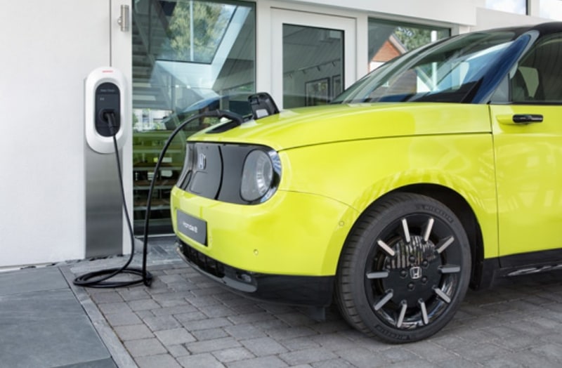 Honda eとHonda Power Charger S＋（4G）