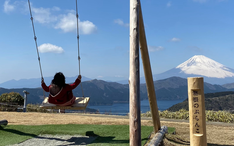 青い空、そびえる富士山、キラキラと湖面が光る芦ノ湖。この3つを独り占めできちゃう「箱根のぶらんこ」を初体験！　娘1人だとかなり余裕がありますが、これは大人2人乗りができるぶらんこだそうです。私の身長だと、ずり落ちそうにならないと地面を蹴ることができなかったので（笑）、誰かに後ろから押してもらうか、長身の男性と一緒ならスムーズにこげるのかなと思います