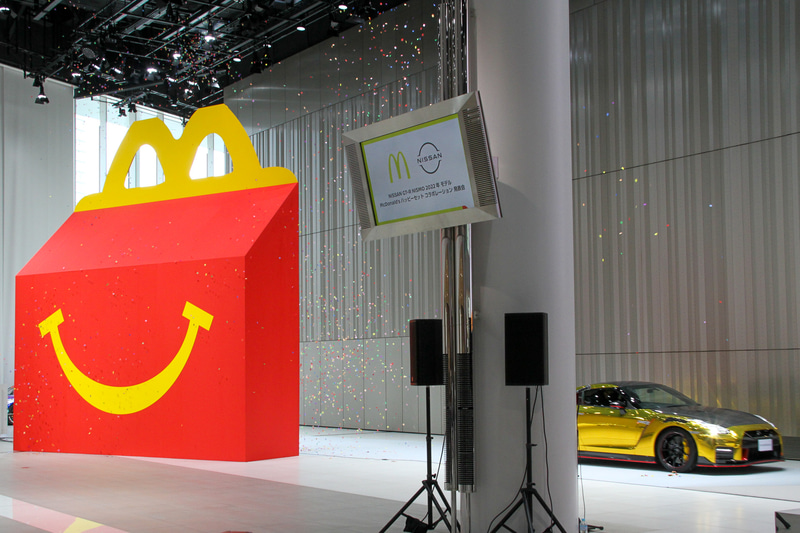 第2部で登場した、ハッピーセットの箱から出てきた「GT-R NISMO 2022年モデル」マクドナルド仕様“ゴールド”の実車版