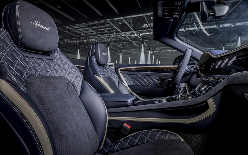 内装はレザーとアルカンターラが組み合わされ、シートにはヒーターとベンチレーターに加えネックウォーマーも搭載している