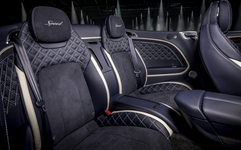 内装はレザーとアルカンターラが組み合わされ、シートにはヒーターとベンチレーターに加えネックウォーマーも搭載している