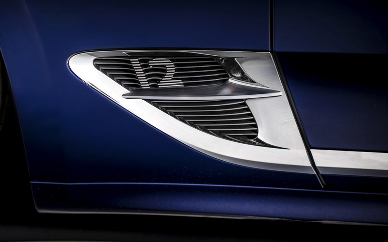 ドアの前に設置されているダクトにはW型12気筒であることを示す数字が入る