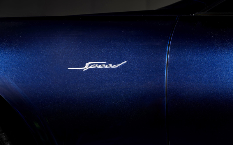 フロントフェンダーと助手席のエアコン送風口の隣には「Speed」の文字がさりげなく配される
