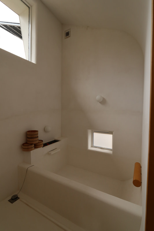 温泉棟には温泉を引いていて、浴室には外からの光も差し込む構造