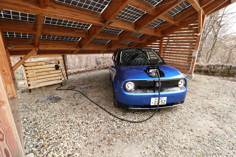 V2Hシステムと接続した。運転席から出ている細いケーブルは、停電からの復旧のためV2Hシステムに電源を供給するためのもの。