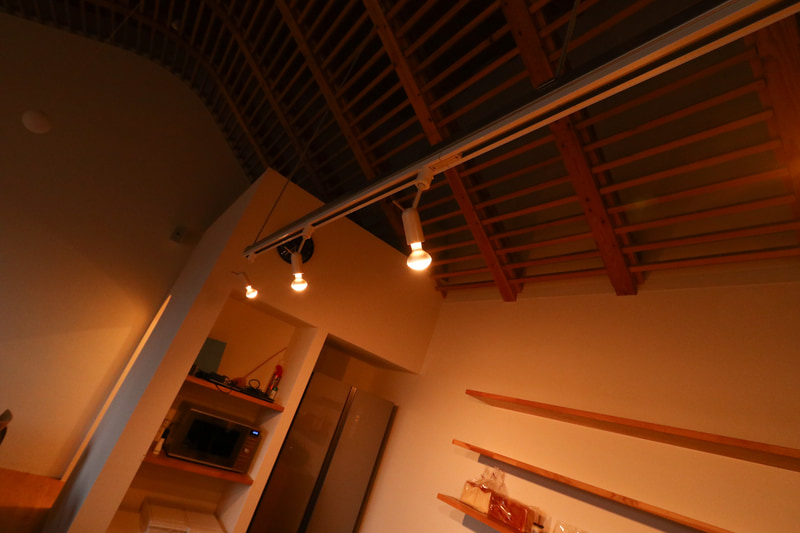 V2Hで給電を開始すると建物内の照明が点灯した