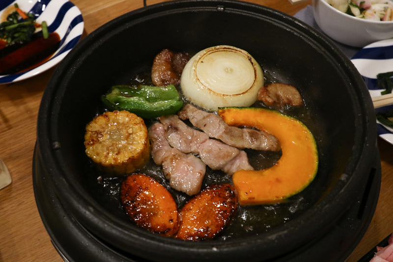 ホットプレートで肉と野菜を焼く。焦げ目もしっかりついて、野菜もしっかり火が通っている