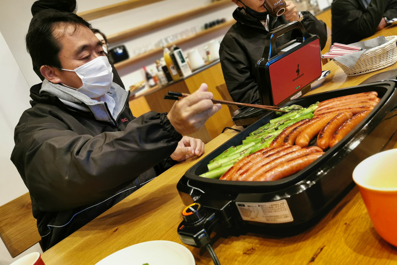Honda e開発責任者自ら、Honda eの電気でソーセージを焼く