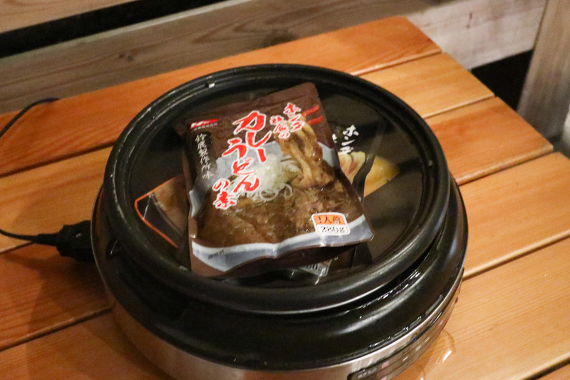 ホットプレートで各地のホンダ社員食堂味のカレーうどんの具を温めた