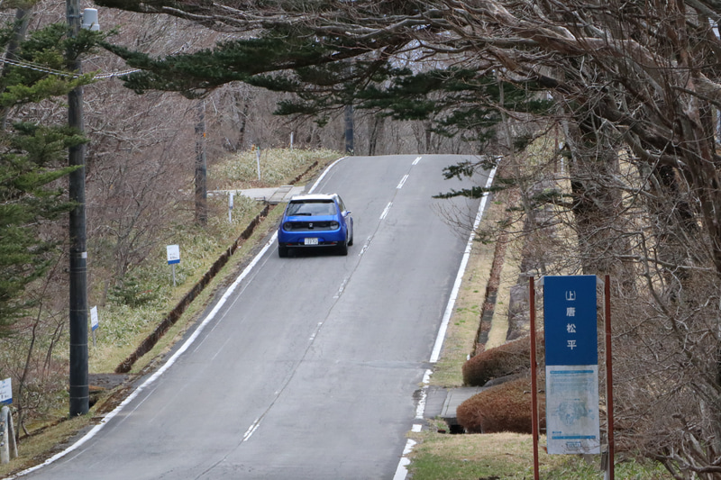 急坂のある山道でも、騒音も大量の排ガスもなしに軽々と登っていくHonda e