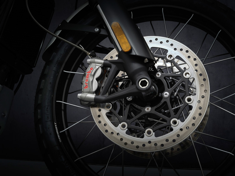 Brembo製M50モノブロックラジアルマウントツインキャリパー