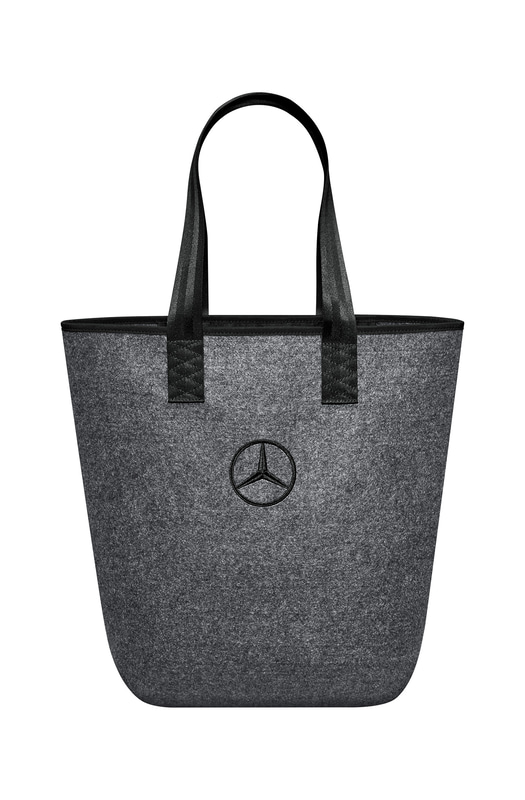 メルセデス・ベンツ コレクションで展開するショッピングバッグ シートベルトハンドル（左）、サムソナイトスーツケース ブラック（中）、Mercedes-Benz×Titleist スタンドバッグ ヘザーネイビ（右）