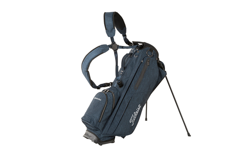 メルセデス・ベンツ コレクションで展開するショッピングバッグ シートベルトハンドル（左）、サムソナイトスーツケース ブラック（中）、Mercedes-Benz×Titleist スタンドバッグ ヘザーネイビ（右）