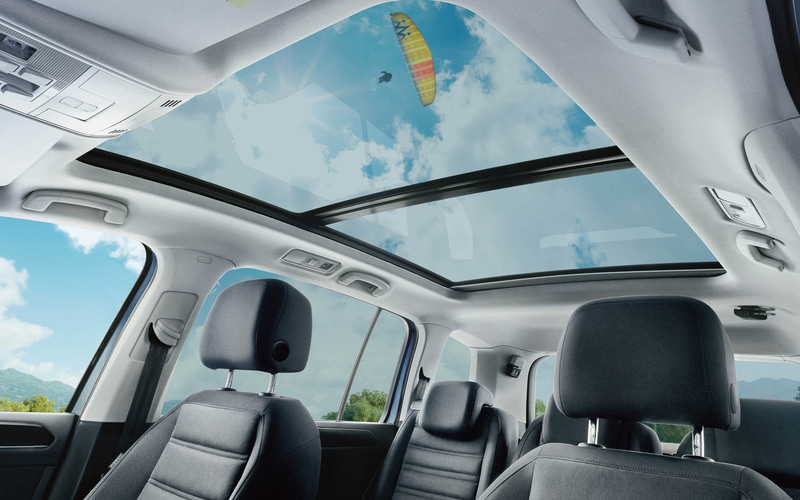 Highline、R-Lineに電動パノラマスライディング ルーフをオプション設定