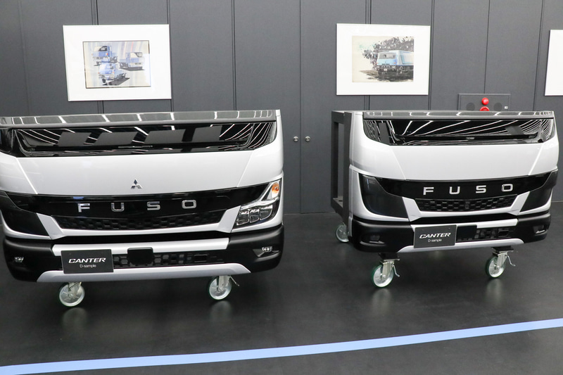 小型トラック「キャンター」の標準キャブとワイドキャブ。幅が違うだけのように見えて、それぞれ細部をデザインし直している