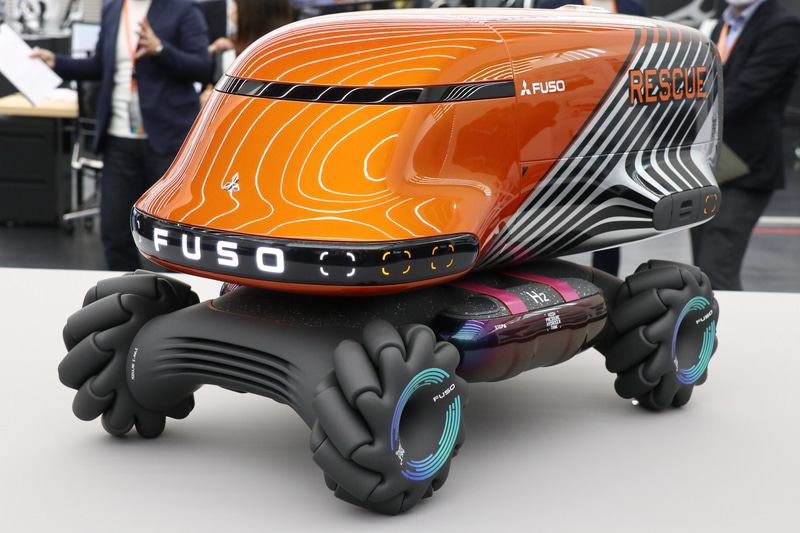 山岳での遭難救助を想定した「Vision I.RQ」。ふそうブラックベルトにはレーダーを埋め込んだデザインとなっている