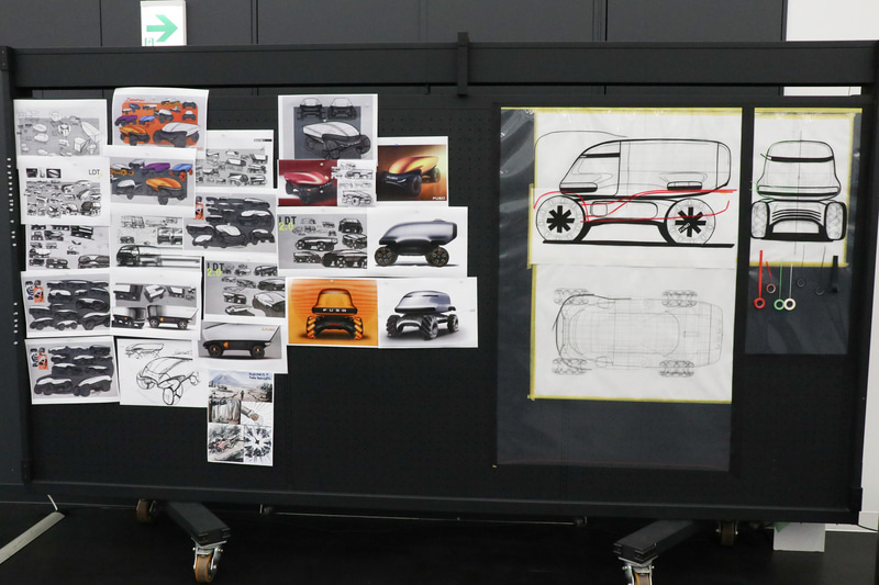 壁にはスケッチが並ぶ