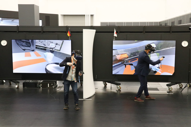 VRを使って離れた場所の人と作業する「Remote Collaboration」。左がドイツ、右が日本という想定。それぞれ相手がVR上に表示されている