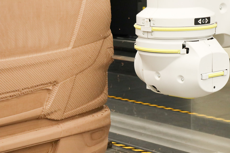 数値制御切削（NC切削）でクレイを削っている