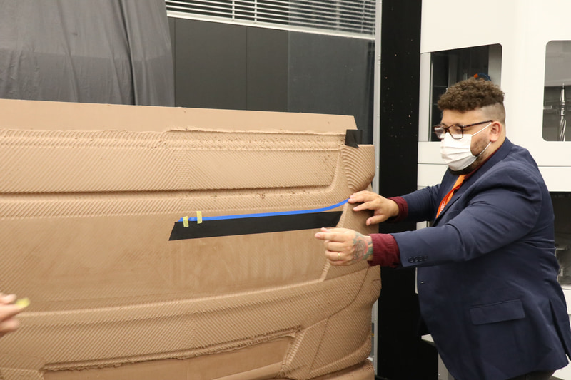 さらにデザイナーが修正を加えていく