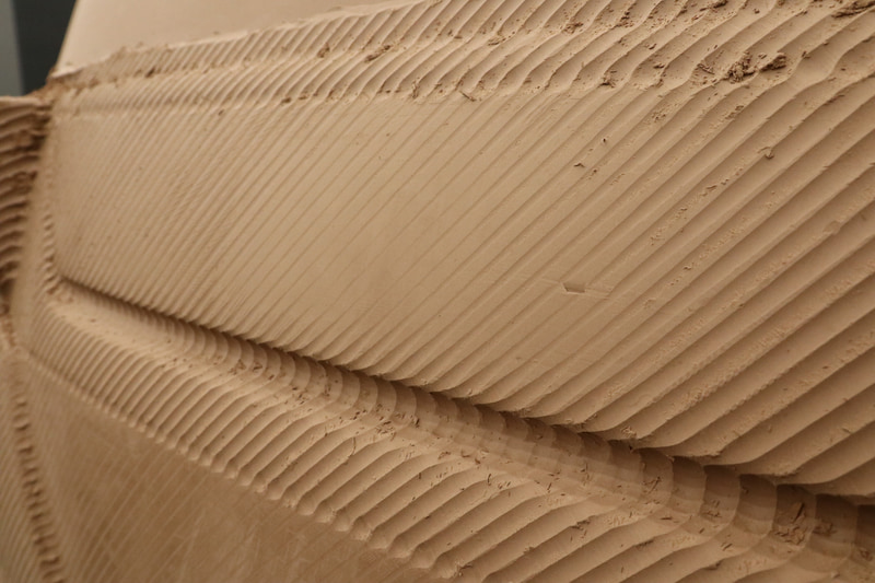 削った窪み部分が本来の形状になるので、そこまで全体を削っていく