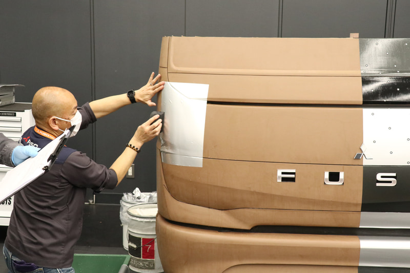 シートを貼り付けていく様子