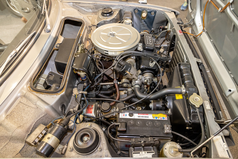 1972年にデビューした初代シビックは、4ドアセダンが主流の時代に世界各地の人々のためのベーシックカーとしてFF2ボックスという新しい市場を開拓。世界一厳しいと言われた排出ガス規制である通称マスキー法を世界で最初にクリアしたCVCCエンジンを搭載