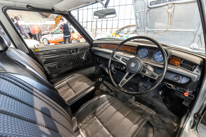 初代シビックのインテリア。ボディタイプはハッチバック（2ドア、3ドア、4ドア、5ドア）とバン（商用車）が用意された。当時の価格は42万5000円～97万1000円（税別）