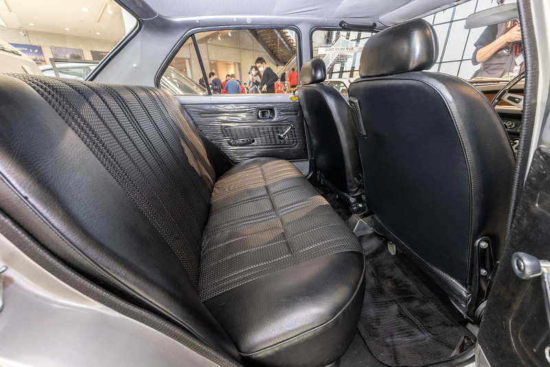 初代シビックのインテリア。ボディタイプはハッチバック（2ドア、3ドア、4ドア、5ドア）とバン（商用車）が用意された。当時の価格は42万5000円～97万1000円（税別）