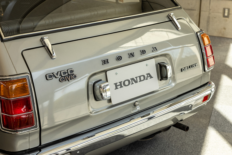 1972年にデビューした初代シビックは、4ドアセダンが主流の時代に世界各地の人々のためのベーシックカーとしてFF2ボックスという新しい市場を開拓。世界一厳しいと言われた排出ガス規制である通称マスキー法を世界で最初にクリアしたCVCCエンジンを搭載