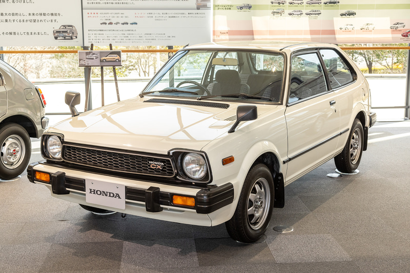 1979年に登場したスーパーシビック（2代目）。人気を誇った初代を全面改良し、経済性、居住性、操縦性、静粛性などを一段と向上。ハッチバックのほか4ドアセダン、5ドアステーションワゴンを追加してバリエーションを拡大