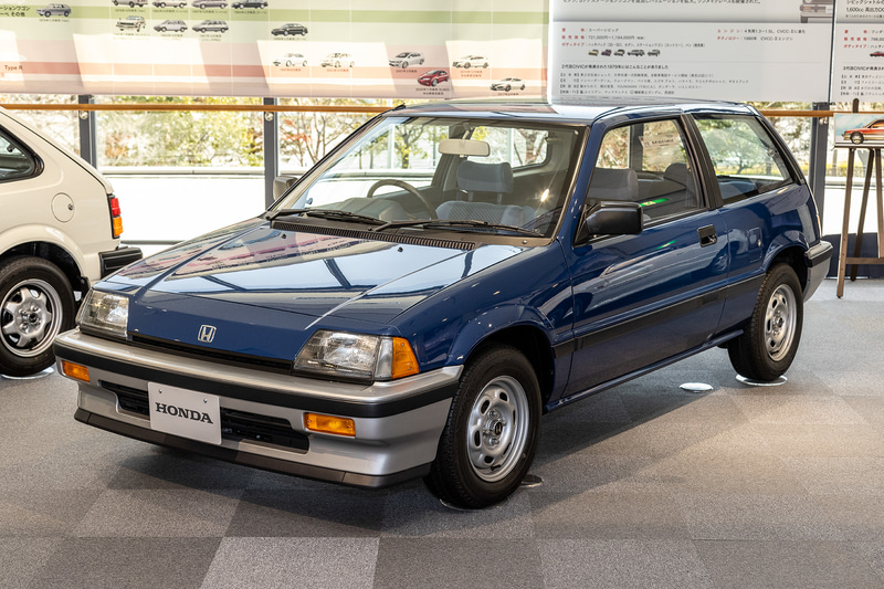 ワンダーシビック（3代目）は「個性明快」をキーワードに走り重視の3ドア、広さの4ドアセダン、スペースユーティリティを追求した5ドア・シビックシャトルの3バリエーションを展開。エンジンは4気筒1.3～1.5リッターCVCCおよび4気筒1.6リッターのDOHCエンジンを搭載。シャトルには4WDも設定された