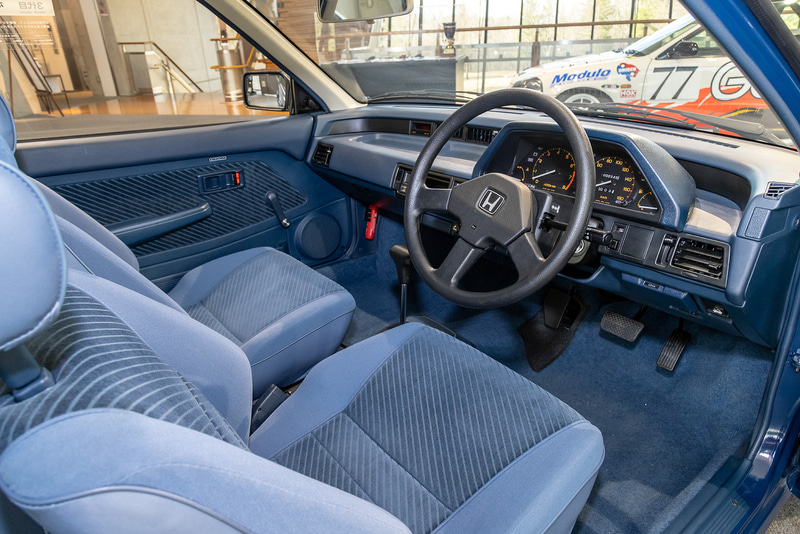 ワンダーシビック（3代目）のインテリア。「人のためのスペースは最大に、メカニズムは最小に」というMM思想を継承しながら、デザインやメカニズムを大きく刷新。当時の価格は79万8000円～154万4000円（税別）